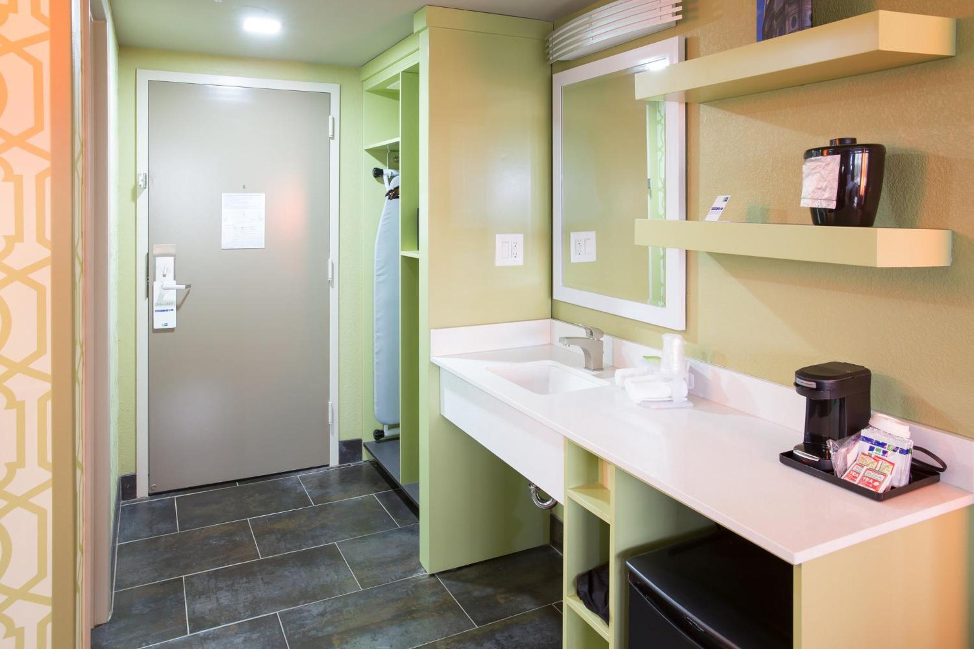 Holiday Inn Express Atlanta Galleria-Ballpark Area By Ihg Smyrna Exterior foto